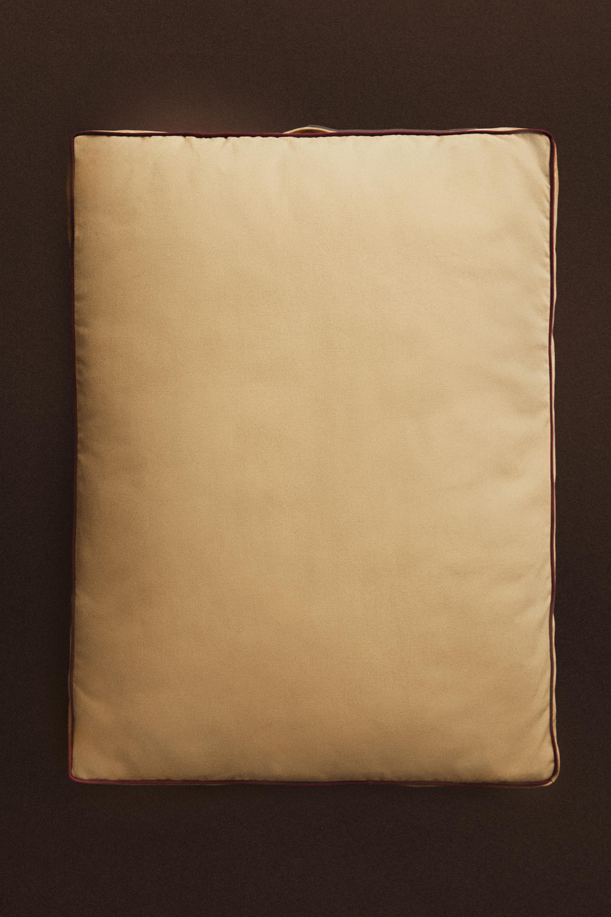 XL FLOOR CUSHION WITH PIPING FOR PETS